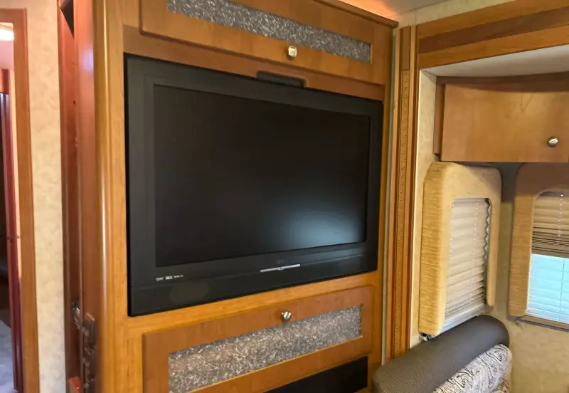 2008 Winnebago Journey photo 36
